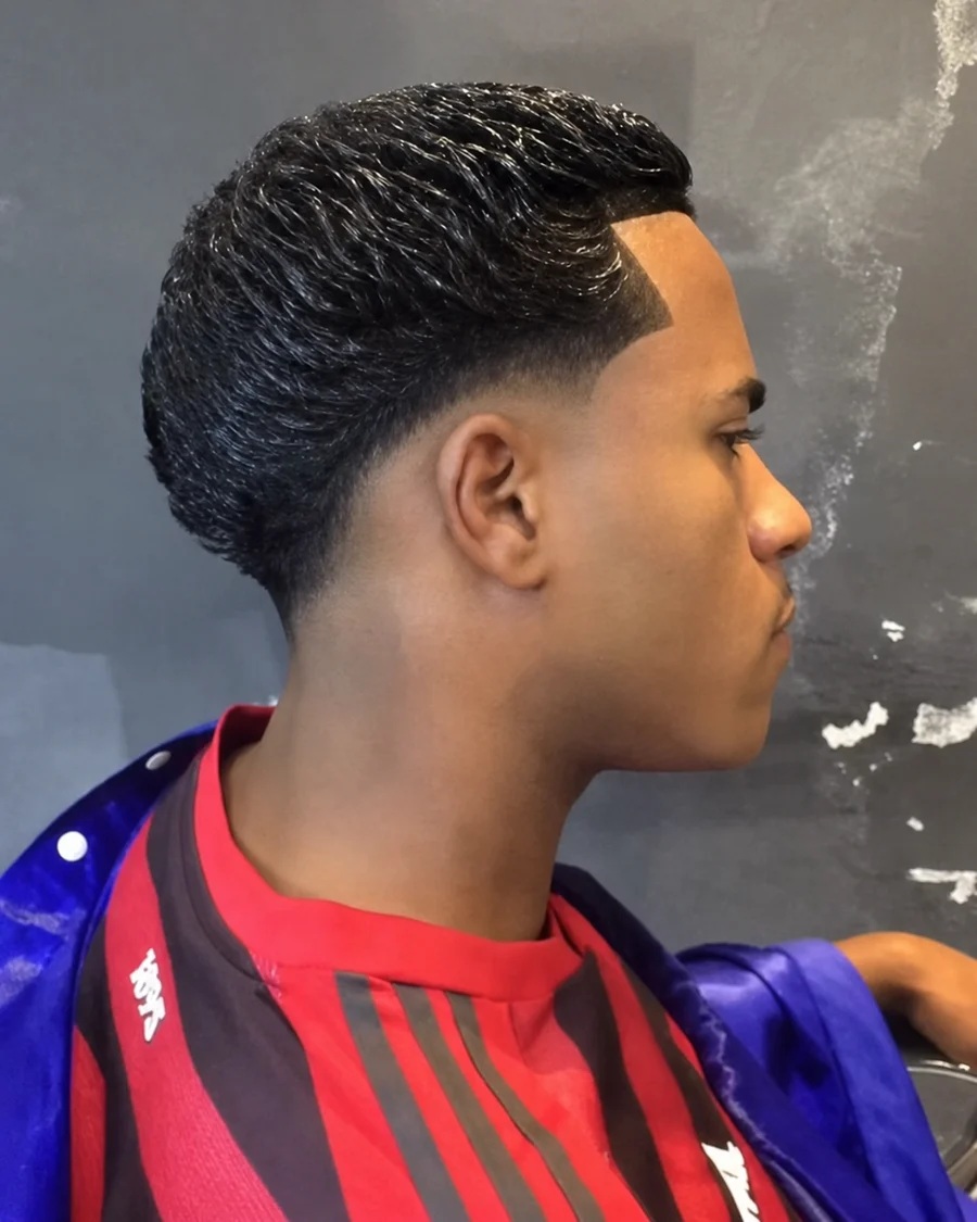 Corte com ondas e acabamento marcado feito na Relikia's